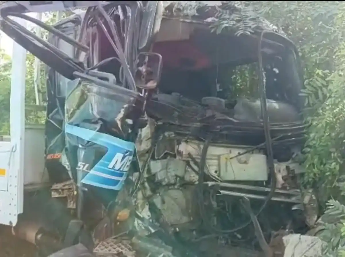 One injured as Hyundai Rhino crashes into stationary vehicle at Bibiani